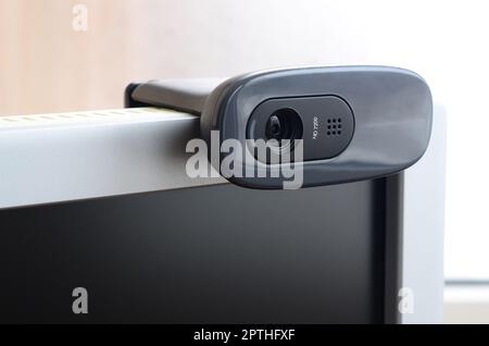 Una webcam moderna è installata sul corpo di un monitor a schermo piatto. Dispositivo per la comunicazione video e la registrazione di video di alta qualità Foto Stock