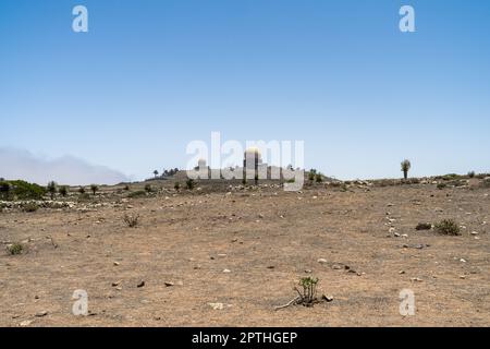 Paesaggio naturale. In background è disponibile la funzione di sorveglianza automatica dipendente - trasmissione (ADS-B). Squadra di sorveglianza aerea. Lanzarote. Isole Canarie. SPAI Foto Stock