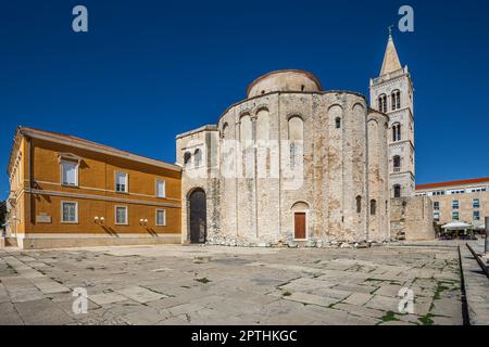 Zara, Croazia - il Foro Romano della città vecchia di Zara con la Chiesa di San Donatus e il campanile della Cattedrale di San Anastasia Foto Stock