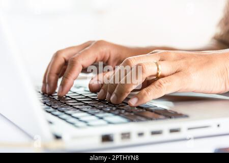 Tastiera di digitazione. Primo piano mani di donna d'affari sulla tastiera del laptop durante il lavoro alla scrivania, messaggio di testo della persona femminile per il nuovo progetto lei remoto wor Foto Stock
