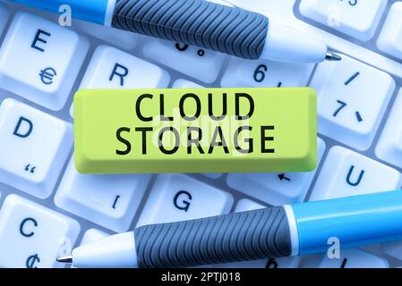 Didascalia di testo che presenta Cloud Storage, Word scritto sul computing collega i dispositivi ai dati cloud sullo storage remoto Foto Stock