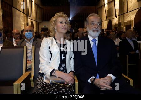 Città del Messico, Messico. 27th Apr, 2023. 27 aprile 2023, Città del Messico, Messico: L'imprenditore Carlos Slim e la sua ragazza Mercedes Sanchez Navarro presso l'Università del Chiostro di Sor Juana a Città del Messico. Il 27 aprile 2023 a Città del Messico (Foto di Luis Barron/Eyepix Group/Sipa USA). Credit: Sipa USA/Alamy Live News Foto Stock