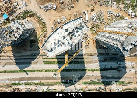 costruzione di un complesso di edifici monolitici a più piani. vista dall'alto del drone. Foto Stock