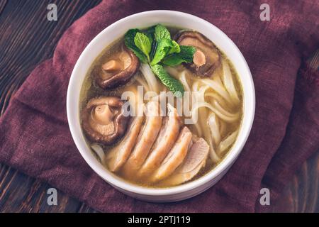 Ramen di pollo con funghi shiitake e tagliatelle Foto Stock
