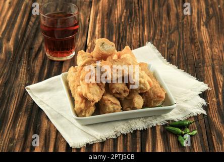 Karoket, rullo primaverile in vetro vermicelli indonesiano fritto o Karoket Risol Bihun per Ramadan Takjil Foto Stock