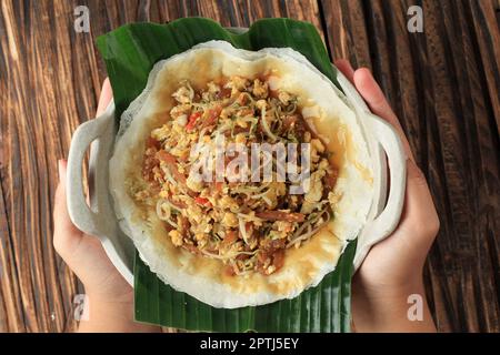 Lumpia Basah, piatto da presa femmina con uova Stir Fry, Jicama o Bamboo Spout, e fagioli Spout. Cibo di strada tradizionale da Bandung Foto Stock