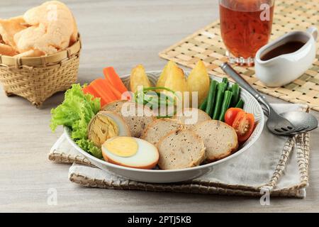 Selat solo Galantin, piatto giavanese tradizionale con influenza occidentale. Popolare da solo, Central Java. Involtini di pollo o manzo serviti con verdure Foto Stock