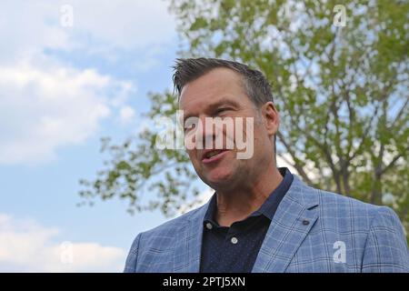 TOPEKA, KANSAS - 23 APRILE 2023 il procuratore generale del Kansas Kris Kobach partecipa al TPUSA Faith and Let US Adorazione Tour presso il palazzo del Campidoglio Foto Stock