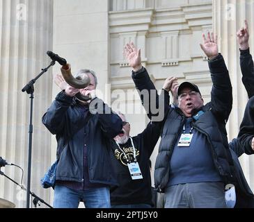 TOPEKA, KANSAS - 23 APRILE 2023 il adoratore suona uno shofar per segnalare l'inizio della fede TPUSA e Let US Adorazione Tour presso la Statehouse Foto Stock