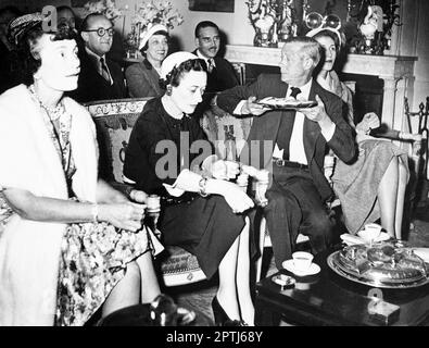 Foto del file datata 02/06/53 del Duca e della Duchessa di Windsor Guardate l'incoronazione della Regina Elisabetta II sullo schermo televisivo della casa parigina di Margaret Biddle (a destra), la milionairess americana. Il duca abdicato di Windsor non fu invitato all'incoronazione di suo fratello, di Giorgio VI, né di Elisabetta II. Data di emissione: Venerdì 28 aprile 2023. Foto Stock