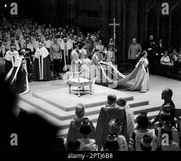 Foto del file datata 02/06/53 della Regina Madre all'interno dell'Abbazia di Westminster durante la processione al suo posto per l'incoronazione di sua figlia, la Regina Elisabetta II Re Carlo III e la Regina Consorte avranno ciascuna quattro pagine d'onore che li sosterranno il giorno dell'incoronazione, tra cui il nipote maggiore del re Principe Giorgio, il futuro monarca di nove anni, e i tre nipoti di Camilla. Data di emissione: Venerdì 28 aprile 2023. Foto Stock