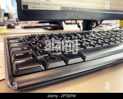 tastiera da un computer. attrezzature per ufficio per la dattilografia, strumenti per i dipendenti per il lavoro. tasti neri con lettere. 3D pulsanti. Foto Stock