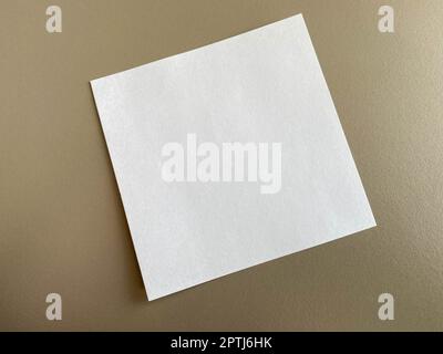 Piccoli pezzi quadrati di carta per appunti e appunti sulla scrivania dell'ufficio con cancelleria. Lavoro aziendale. Foto Stock