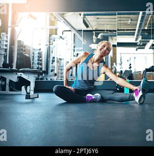 Oggi è un nuovo inizio. una donna sportiva che si allena in palestra. Foto Stock