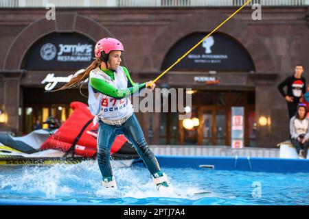 MOSCA, RUSSIA - SETTEMBRE, 2017: Wakeboarding di strada in una piscina temporanea vicino alla Piazza Rossa a Mosca durante le celebrazioni del giorno della città. Foto Stock