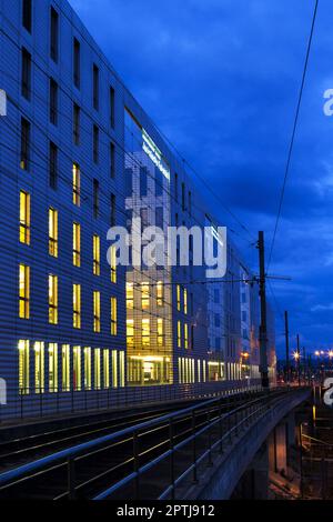 Basilea, Svizzera - Agosto 30. 2021: Il Jacob Burckhardt Building all'ora del crepuscolo. Il moderno complesso di edifici vicino alla stazione ferroviaria FFS ho Foto Stock