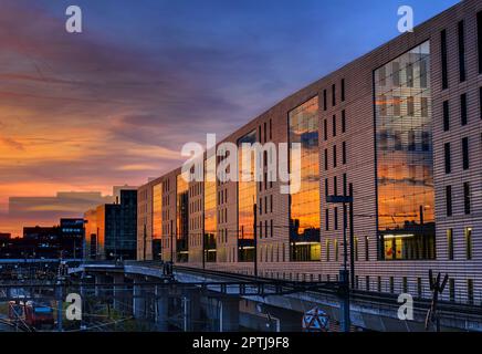 Basilea, Svizzera - Settembre 13. Giorno 2021: L'edificio Jacob Burckhardt nell'ora d'oro con retrogusto riflesso sulla facciata di vetro. Il moderno bu Foto Stock