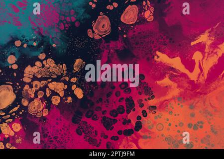 Acrilico fluido Art Abstract sfondo Template. Vortici di verde, viola, rosa e arancione. Liquidi e schizzi. Design scuro e moderno Foto Stock