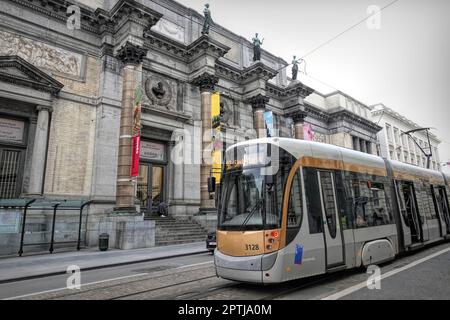 Bruxelles, Brabant, Belgio 04 27 2023 ampia angolo di strada vista sulla città all'ingresso dei Musei reali di Belle Arti con una metropolitana Foto Stock