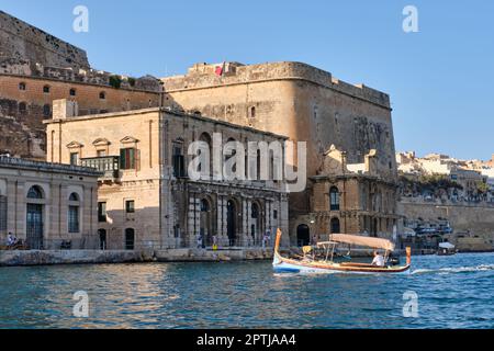 Tradizionale barca maltese luzzu alla punta di Senglea - Vittoriosa, Malta Foto Stock