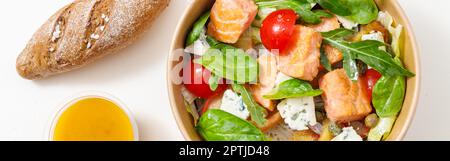 Primo piano di salsa di insalata e pane vicino al piatto Foto Stock