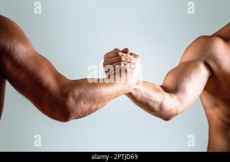 Due mani, braccio di aiuto di un amico, lavoro di squadra. Mano di aiuto tesa, braccio isolato, salvezza. Stretta di mano amichevole, saluto degli amici, lavoro di squadra Foto Stock