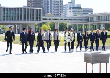 (L-R) Alja Pegan, Lorette Charpy, Giarnni Regini-Moran, mai Murakami, Kohei Uchimura, Nastia Liukin, Katherine Toshiko Uchida, Marcel Nguyen, Emma Spence, Alexandra Agiurgiupulese, Morinari Watanabe, Kosuke Kitajima, membri del 'G-7 Gymnastics Hiroshima' visitano il Museo Memoriale della Pace di Hiroshima e pongono una corona al Cenotaf delle vittime della bomba atomica a Hiroshima, Giappone, il 28 aprile 2023. Il presidente della Federazione Internazionale di Ginnastica (FIG) Morinari Watanabe ha invitato i ginnasti di ciascuno dei G7 paesi a visitare il Giappone in vista del vertice del G7 di quest'anno. Credit: AFLO SPORT/Alamy Live News Foto Stock