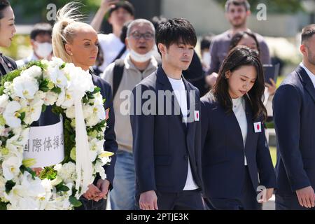 (L-R) Nastia Liukin, Kohei Uchimura, mai Murakami, membri del 'G-7 Gymnastics Hiroshima' visitano il Museo Memoriale della Pace di Hiroshima e depongono una corona al Cenotaf delle vittime della Bomba atomica a Hiroshima, Giappone il 28 aprile 2023. Il presidente della Federazione Internazionale di Ginnastica (FIG) Morinari Watanabe ha invitato i ginnasti di ciascuno dei G7 paesi a visitare il Giappone in vista del vertice del G7 di quest'anno. Credit: AFLO SPORT/Alamy Live News Foto Stock