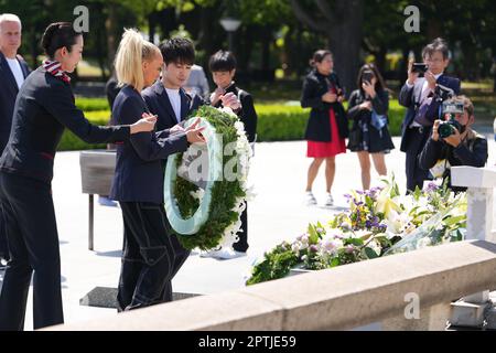 (L-R) Nastia Liukin, Kohei Uchimura, membri del 'G-7 Gymnastics Hiroshima' visita il Museo Memoriale della pace di Hiroshima e deposita una corona al Cenotaf delle vittime della bomba atomica a Hiroshima, Giappone il 28 aprile 2023. Il presidente della Federazione Internazionale di Ginnastica (FIG) Morinari Watanabe ha invitato i ginnasti di ciascuno dei G7 paesi a visitare il Giappone in vista del vertice del G7 di quest'anno. Credit: AFLO SPORT/Alamy Live News Foto Stock