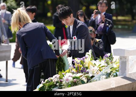 (L-R) Nastia Liukin, Kohei Uchimura, membri del 'G-7 Gymnastics Hiroshima' visita il Museo Memoriale della pace di Hiroshima e deposita una corona al Cenotaf delle vittime della bomba atomica a Hiroshima, Giappone il 28 aprile 2023. Il presidente della Federazione Internazionale di Ginnastica (FIG) Morinari Watanabe ha invitato i ginnasti di ciascuno dei G7 paesi a visitare il Giappone in vista del vertice del G7 di quest'anno. Credit: AFLO SPORT/Alamy Live News Foto Stock