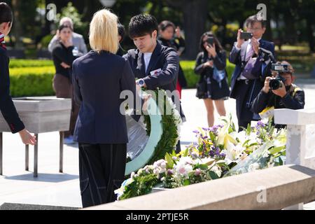 (L-R) Nastia Liukin, Kohei Uchimura, membri del 'G-7 Gymnastics Hiroshima' visita il Museo Memoriale della pace di Hiroshima e deposita una corona al Cenotaf delle vittime della bomba atomica a Hiroshima, Giappone il 28 aprile 2023. Il presidente della Federazione Internazionale di Ginnastica (FIG) Morinari Watanabe ha invitato i ginnasti di ciascuno dei G7 paesi a visitare il Giappone in vista del vertice del G7 di quest'anno. Credit: AFLO SPORT/Alamy Live News Foto Stock