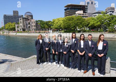 (L-R) Lorette Charpy, Marcel Nguyen, Nastia Liukin, Kohei Uchimura, mai Murakami, Alexandra Agiurgiupulese, Katherine Toshiko Uchida, Giarnni Regini-Moran, Emma Spence, membri del 'G-7 Gymnastics Hiroshima' visitano il Museo Memoriale della pace di Hiroshima e depongono una corona al Cenotaf delle vittime della bomba atomica a Hiroshima, Giappone il 28 aprile 2023. Il presidente della Federazione Internazionale di Ginnastica (FIG) Morinari Watanabe ha invitato i ginnasti di ciascuno dei G7 paesi a visitare il Giappone in vista del vertice del G7 di quest'anno. Credit: AFLO SPORT/Alamy Live News Foto Stock