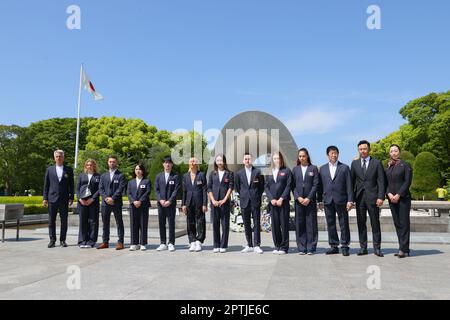 (L-R) Alja Pegan, Lorette Charpy, Giarnni Regini-Moran, mai Murakami, Kohei Uchimura, Nastia Liukin, Katherine Toshiko Uchida, Marcel Nguyen, Emma Spence, Alexandra Agiurgiupulese, Morinari Watanabe, Kosuke Kitajima, membri del 'G-7 Gymnastics Hiroshima' visitano il Museo Memoriale della Pace di Hiroshima e pongono una corona al Cenotaf delle vittime della bomba atomica a Hiroshima, Giappone, il 28 aprile 2023. Il presidente della Federazione Internazionale di Ginnastica (FIG) Morinari Watanabe ha invitato i ginnasti di ciascuno dei G7 paesi a visitare il Giappone in vista del vertice del G7 di quest'anno. Credit: AFLO SPORT/Alamy Live News Foto Stock