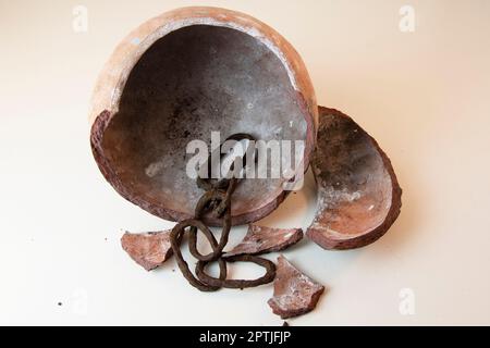 Vecchia catena rustica all'interno di vaso di argilla rotto Foto Stock