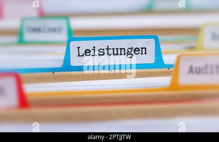 Cartelle di file con una scheda denominata servizi in tedesco - Leistungen Foto Stock