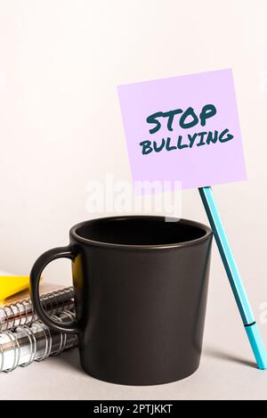 Testo scritto a mano Smettere bullismo, Business vetrina lotta ed eliminare questo comportamento inaccettabile aggressivo Foto Stock