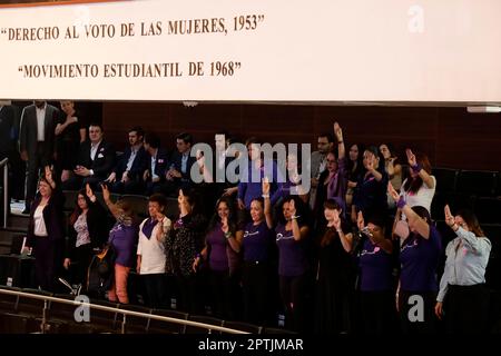 Città del Messico, Messico. 27th Apr, 2023. Donne membri di collettivi presenti alla sessione del Senato messicano a Città del Messico. Il 27 aprile 2023 a Città del Messico, Messico (Credit Image: © Luis Barron/eyepix via ZUMA Press Wire) SOLO PER USO EDITORIALE! Non per USO commerciale! Foto Stock