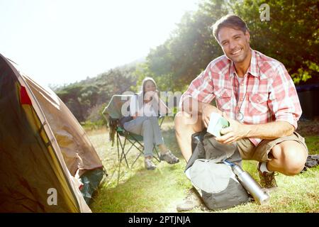 Penso che sia tutto. Una giovane coppia che si accerti di avere tutto per la loro escursione Foto Stock