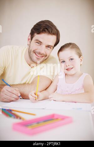 Fa sempre il suo lavoro. una bambina che fa il suo lavoro Foto Stock