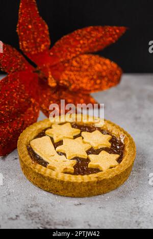 Crostata di confettura di mirtilli. Vista dall'alto, tonalità vintage. Un dolce e fragrante riscoprire le tradizioni natalizie. Spazio di copia. Foto Stock