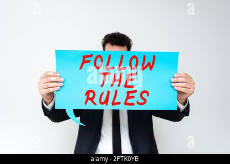 Firma scritta a mano seguire le regole, parola scritta su imparare a conformarsi alla conformità, alle normative o alle linee guida Foto Stock
