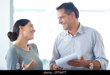 Che cosa posso dire, im il la cosa migliore. due uomini d'affari che discutono le idee su un blocco note Foto Stock