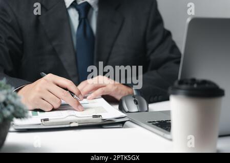 Business man ispettore finanziario e segretario marketing report.Service controllo contabile documento e la tassa di lavoro. Concetto di audit. Foto Stock