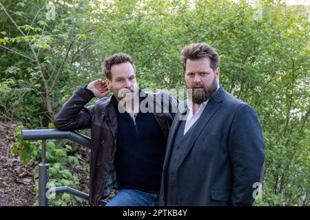 PRODUZIONE - 26 aprile 2023, Hesse, Francoforte sul meno: Attori Wanja Mues (l) e Antoine Monot, Jr. In un'esclusiva sessione fotografica con Deutsche Presse-Agentur durante le riprese della serie televisiva 'Ein Fall für Zwei,' in cui giocano i due leads. Nella serie criminale ZDF, Wanja Mues gioca il detective privato Leo Oswald, mentre Antoine Monot, Jr. Gioca l'avvocato Benni Hornberg. Foto: Helmut Fricke/dpa Foto Stock