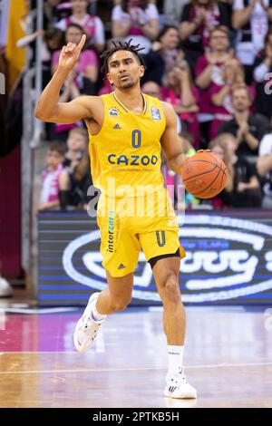 Bonn, Germania. 25th Apr, 2023. Maodo lo (Lô) (BER, mi.) sulla palla, ad azione singola, mostra con una mano dopo l'alto. Punteggio finale 84:77, basket 1st Bundesliga/Telekom cestini Bonn-ALBA Berlin/BON vs BER/31st matchday, in the TELEKOMDOME, on April 25th, 2023 Credit: dpa/Alamy Live News Foto Stock