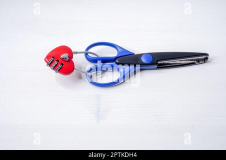 Sicurezza in casa o sicurezza dei bambini, forbici con lucchetto Foto Stock