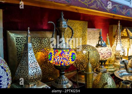 Lampade di vetro colorate islamiche tipiche, Talaa Kebira , Fès el-Bali, Fez, marocco, africa Foto Stock