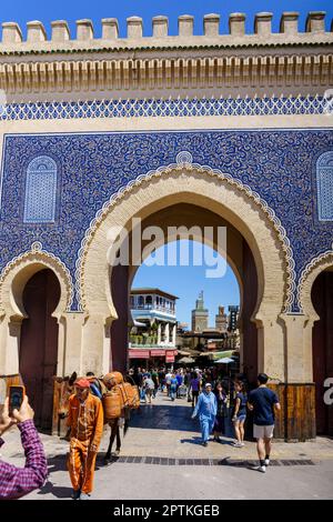 Bab Bou Jeloud Gate e minareto di Bou Inania madrasa, 1913, Medina Fez el-Bali, Fez, marocco, africa Foto Stock