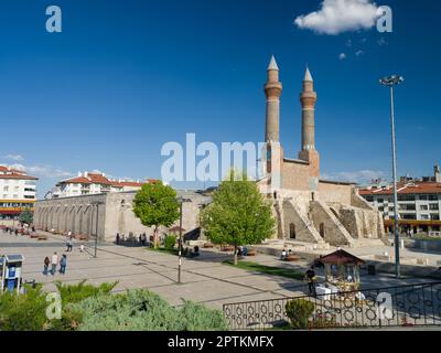 Sivas, Turchia. 16 giugno 2021. Madrasah Minareto doppio. Madrasah con due minareti costruiti nel 1271 nel centro di Sivas. Türkiye destinazioni di viaggio. Foto Stock