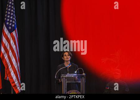 28 aprile 2023, Quezon City, Metro Manila, Filippine: Stati Uniti L'ambasciatore MARYKAY L. CARLSON consegna un discorso durante la cerimonia di chiusura degli esercizi Balikatan USA-Filippine presso una base militare a Quezon City. Le esercitazioni bilaterali di un mese, iniziate in aprile, hanno coinvolto soldati degli Stati Uniti e delle Filippine che si sono allenati con gli osservatori del Giappone, Australia e molto altro ancora per saperne di più sulle loro capacità militari e collaborazioni nella regione indomPacifico, dove le tensioni geopolitiche sono state accentuate dalla presenza militare cinese. (Credito im Foto Stock